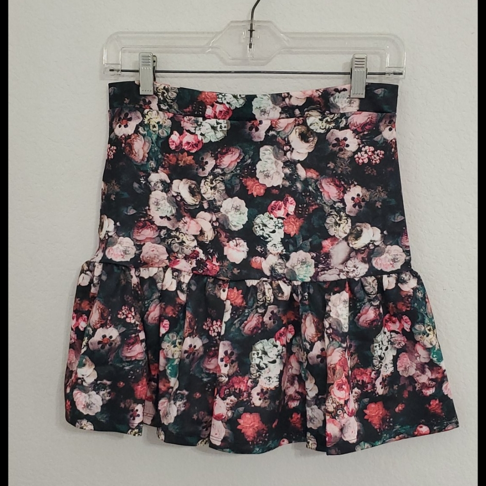 RENAMED Floral rose graphic print skirt Lg. ruffle bottom layer swingy - Picture 3 of 8